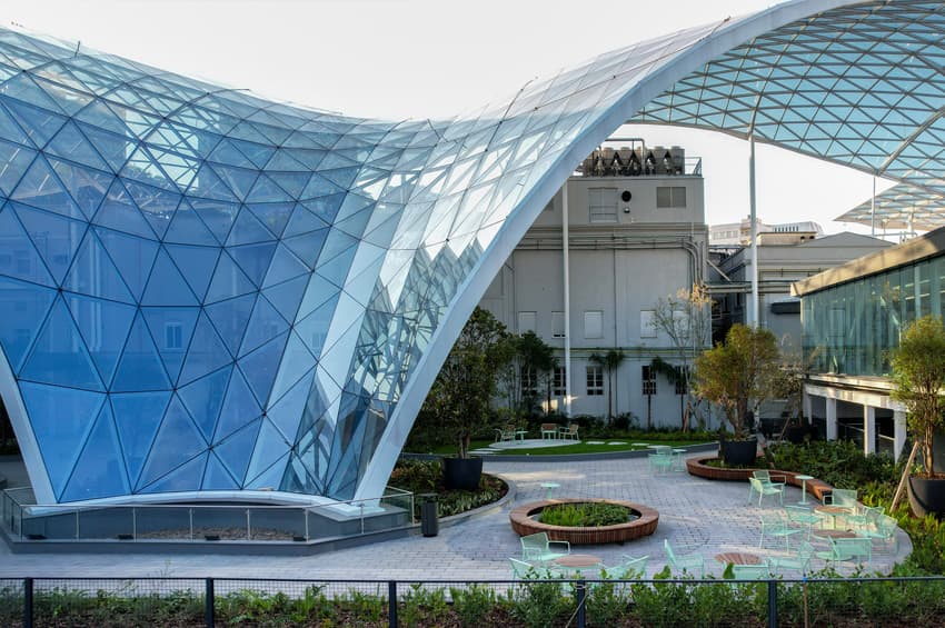 Curved transparent cladding detail