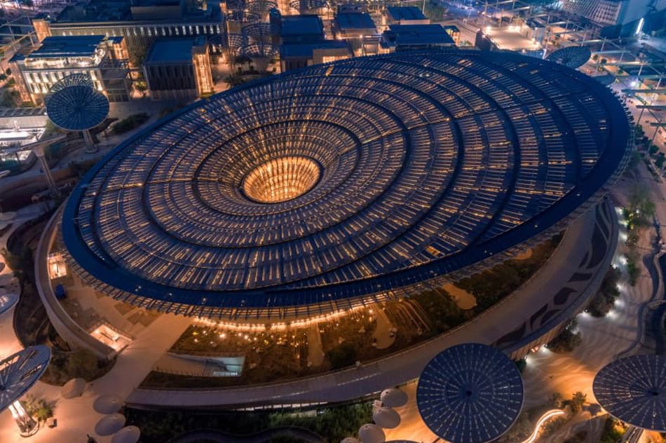 Large illuminated roof disk
